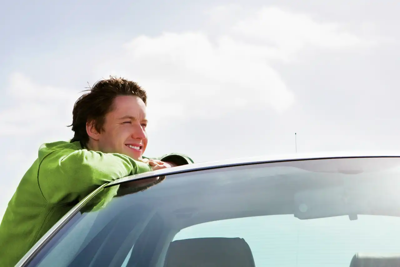 Homme avec voiture