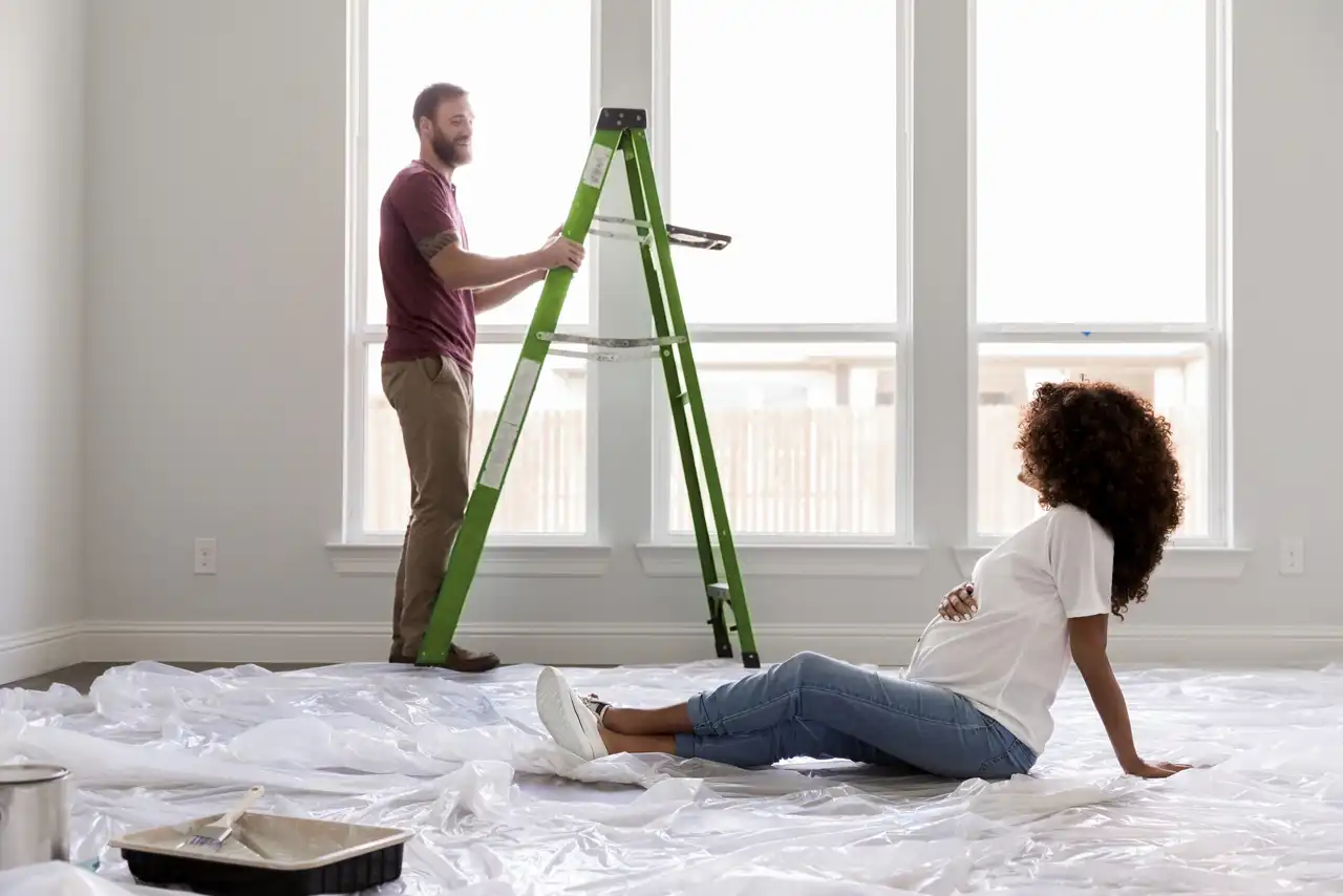 Paar beim renovieren in Wohnung