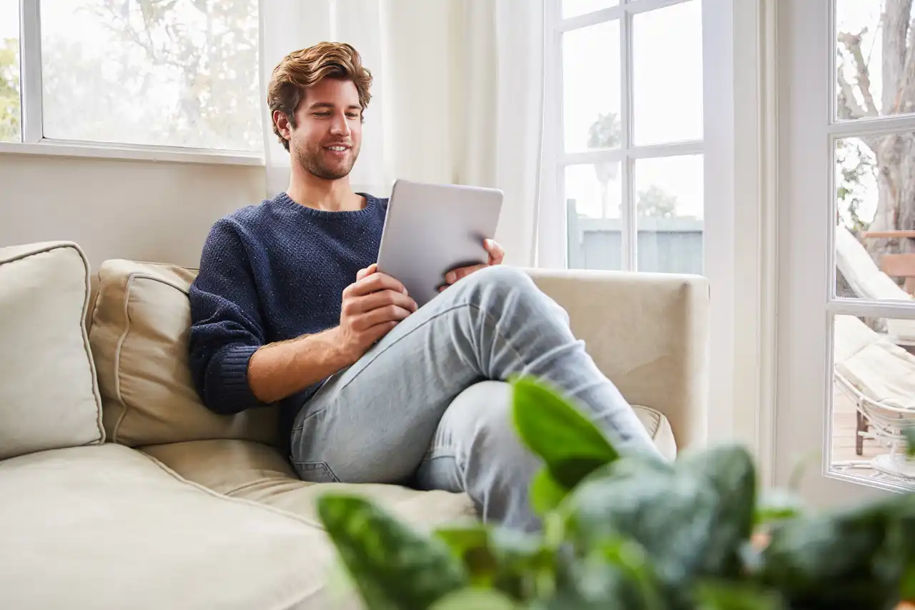 Uomo con tablet