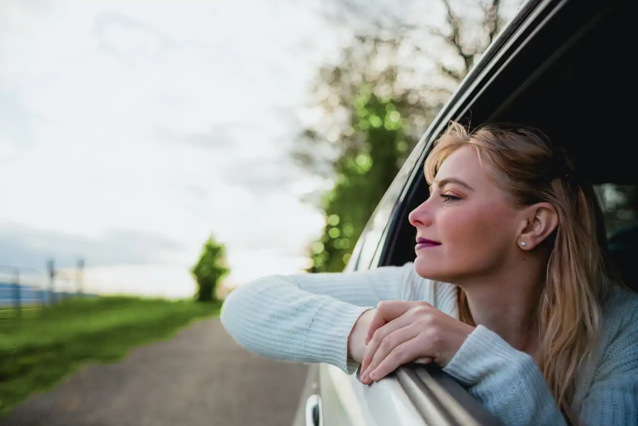 Una donna guarda fuori dall'auto