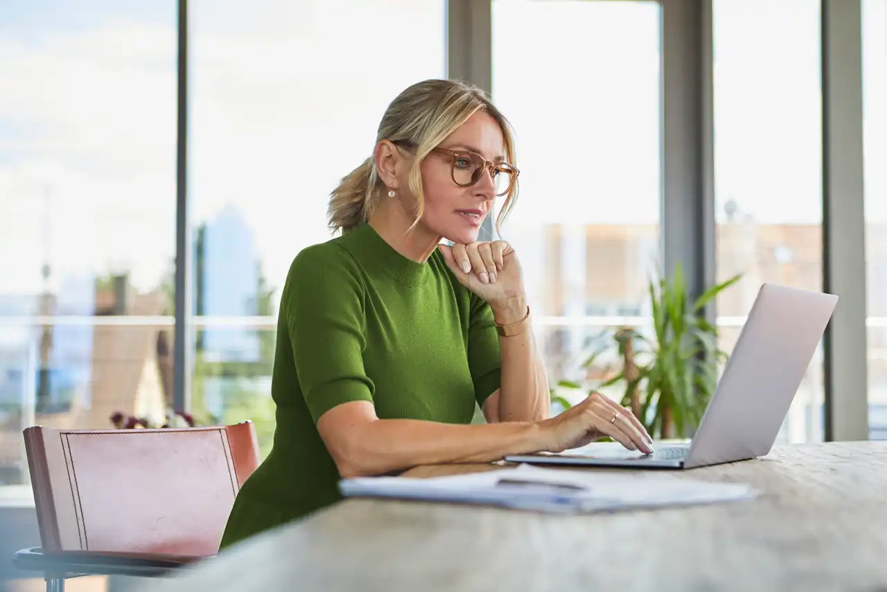 Donna con computer portatile