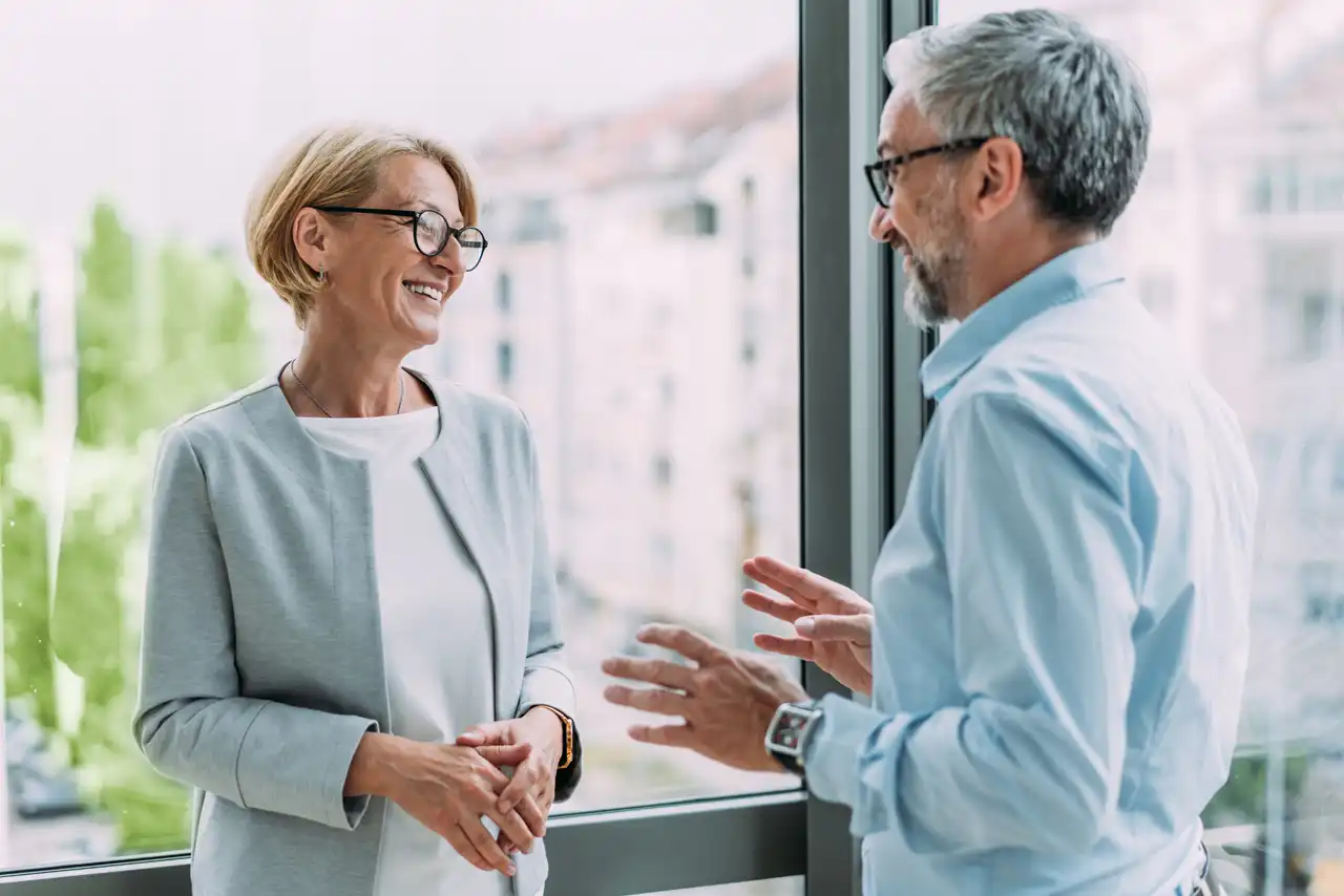 Frau und Mann am diskutieren