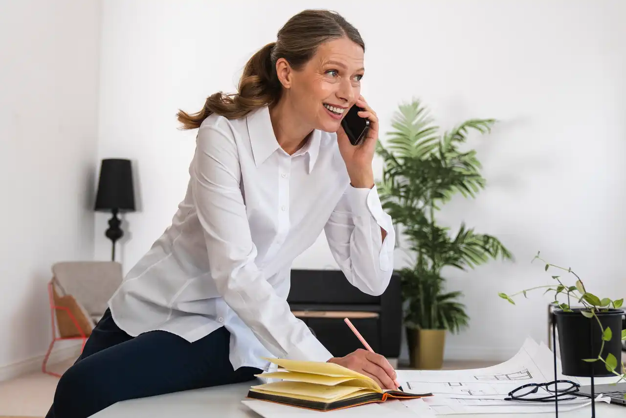 Donna e uomo con blocco di carta