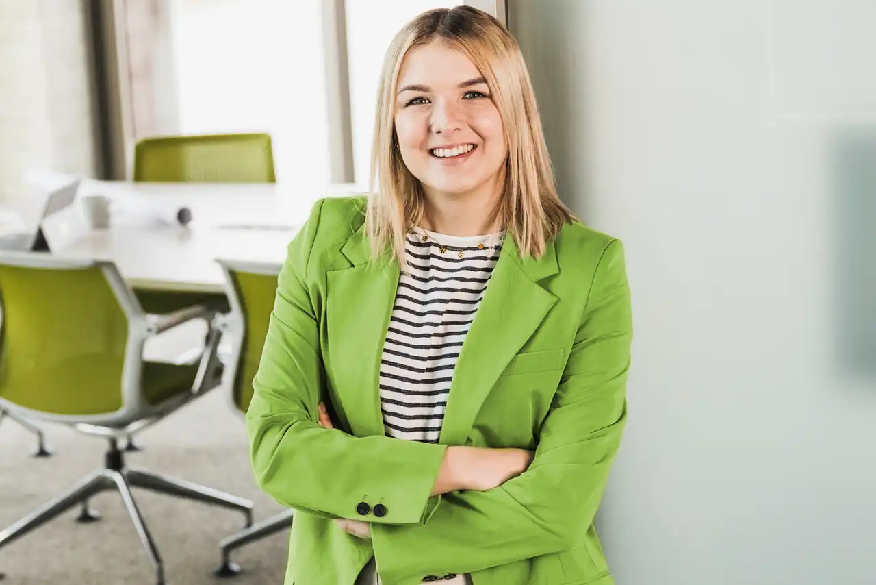 Frau im Sitzungszimmer